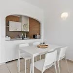 Modern 1bdr Flat With Pool In By Lovelystay شقة البوفيرا