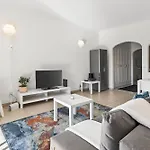 Modern 1bdr Flat With Pool In By Lovelystay *