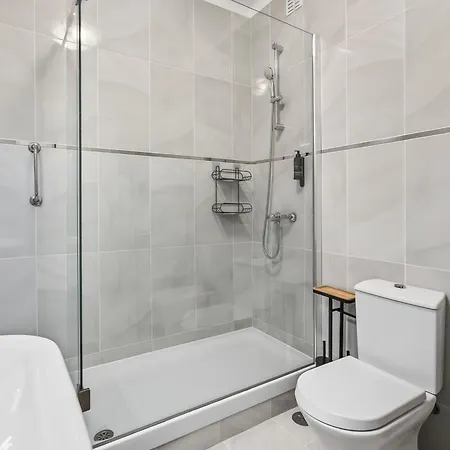 Modern 1bdr Flat With Pool In By Lovelystay Apartment *