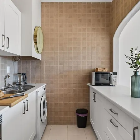 Modern 1bdr Flat With Pool In By Lovelystay Διαμέρισμα *