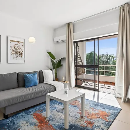 Apartamento Modern 1bdr Flat With Pool In By Lovelystay
