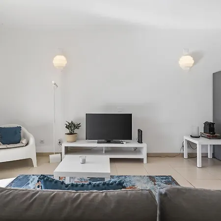 Διαμέρισμα Modern 1bdr Flat With Pool In By Lovelystay