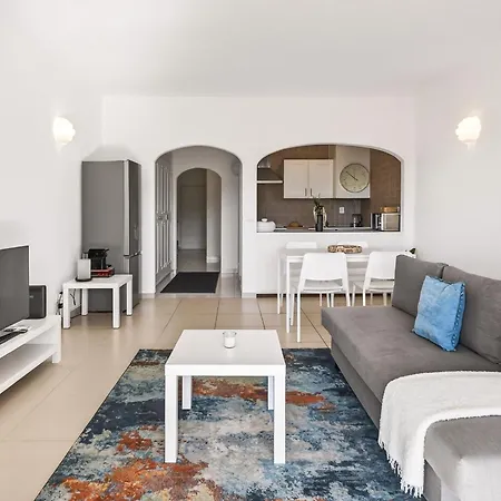 Διαμέρισμα Modern 1bdr Flat With Pool In By Lovelystay Αλμπουφέιρα