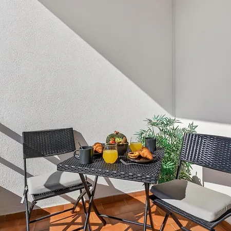 Διαμέρισμα Modern 1bdr Flat With Pool In By Lovelystay *
