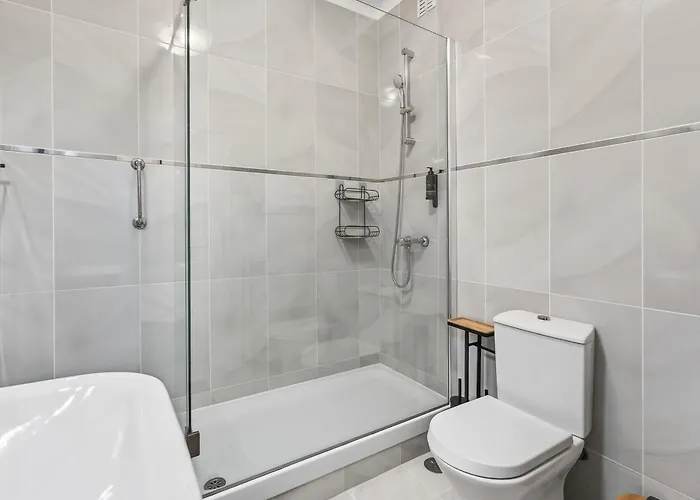 Modern 1bdr Flat With Pool In By Lovelystay Apartment *