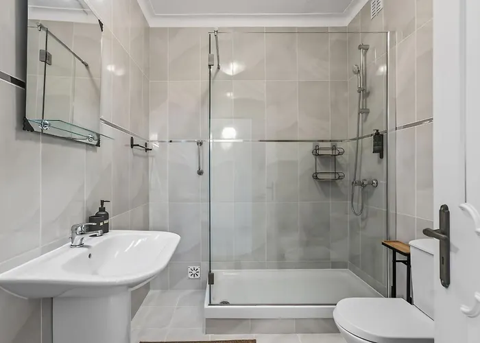 Apartment Modern 1bdr Flat With Pool In By Lovelystay *