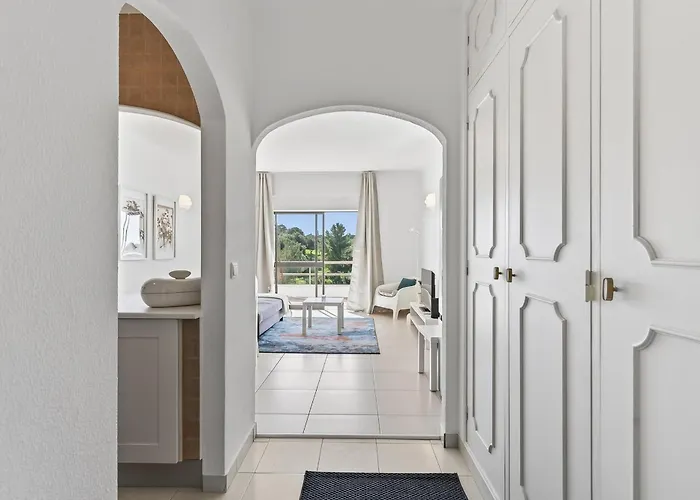 Modern 1bdr Flat With Pool In By Lovelystay Apartment *