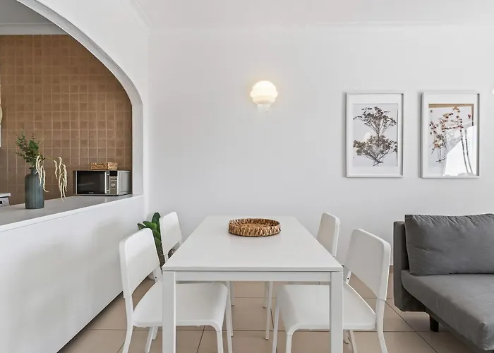 Apartment Modern 1bdr Flat With Pool In By Lovelystay