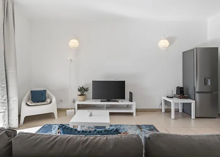 Apartment Modern 1bdr Flat With Pool In By Lovelystay