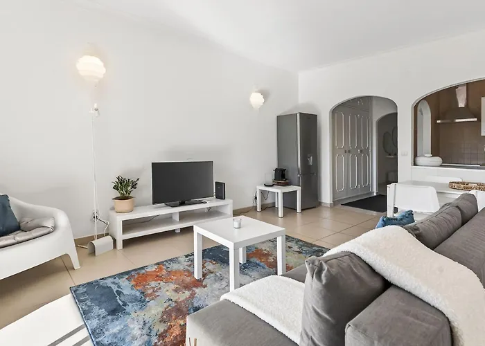 Modern 1bdr Flat With Pool In By Lovelystay *