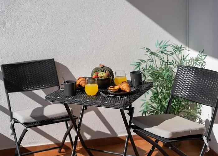 Apartment Modern 1bdr Flat With Pool In By Lovelystay