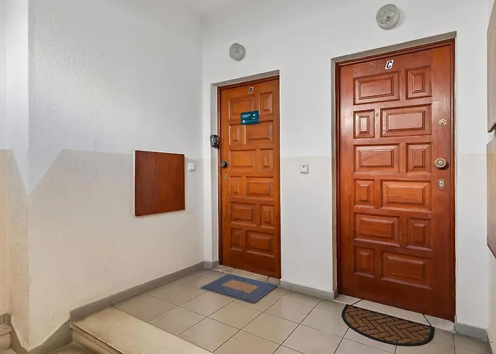 Apartment Modern 1bdr Flat With Pool In By Lovelystay *