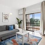 Апартаменты Modern 1bdr Flat With Pool In By Lovelystay