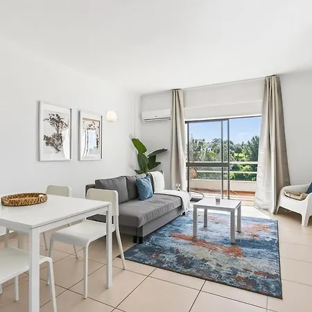 Апартаменты Modern 1bdr Flat With Pool In By Lovelystay *