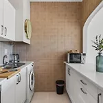 Modern 1bdr Flat With Pool In By Lovelystay Apartmán *