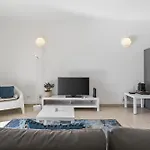 Apartmán Modern 1bdr Flat With Pool In By Lovelystay
