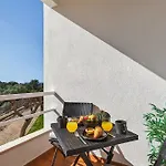 Modern 1bdr Flat With Pool In By Lovelystay Apartmán *