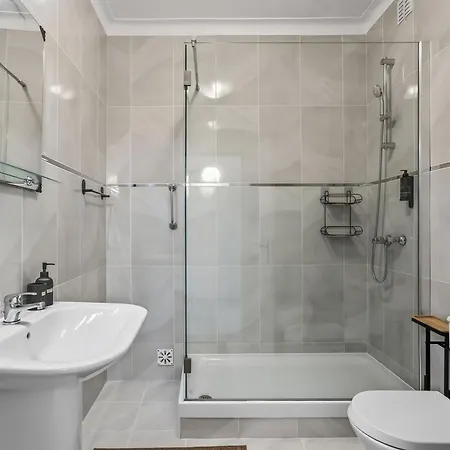Apartmán Modern 1bdr Flat With Pool In By Lovelystay *